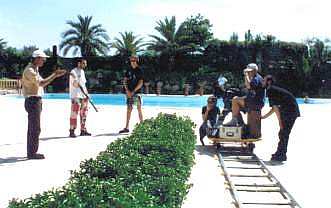 Tournage à Cannes devant la piscine